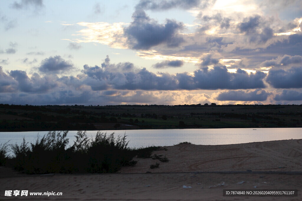 越南黄昏湖畔风光