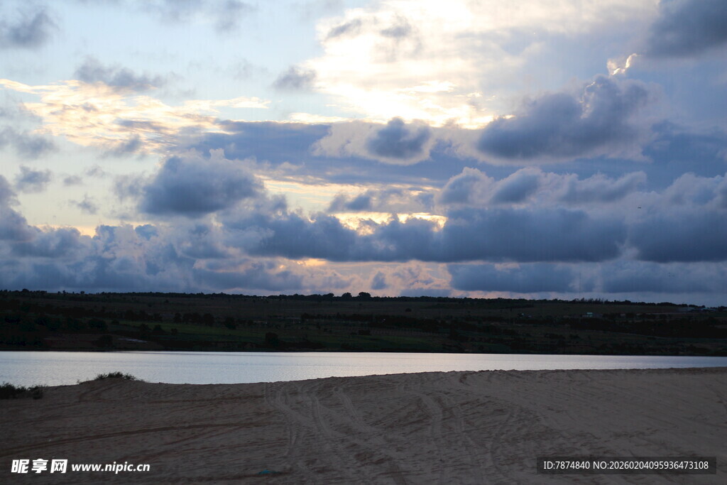 越南黄昏下的河岸与天空美景