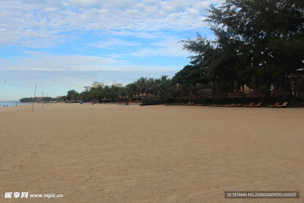 越南沙滩风光 远处树木与蓝天