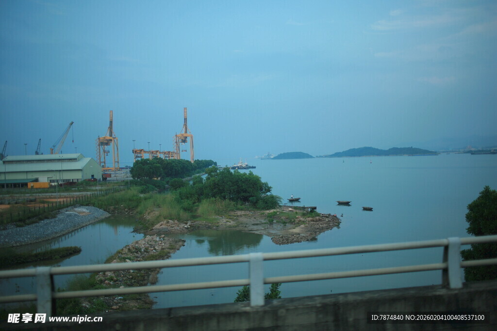 越南湖畔风车景致