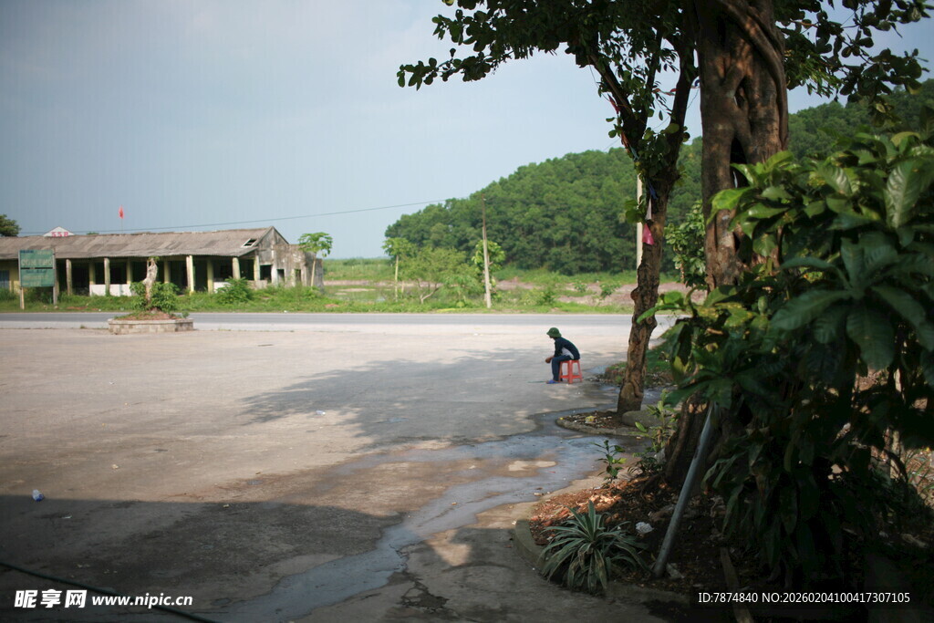 越南乡村户外场景中的静谧角落