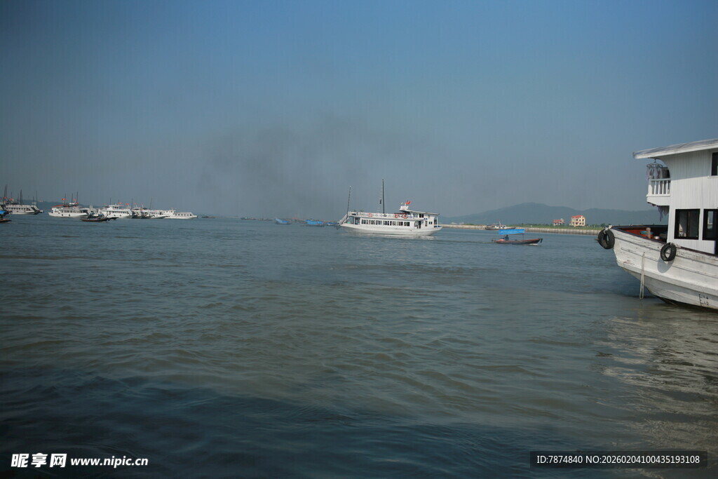 越南海上船只景象