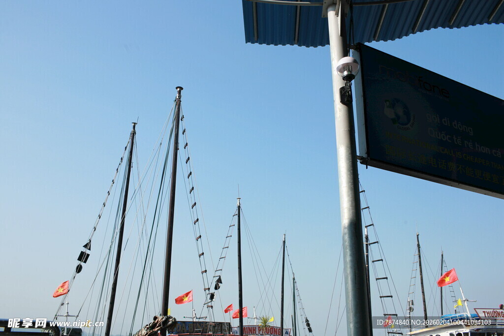 越南港口林立的帆船桅杆景观