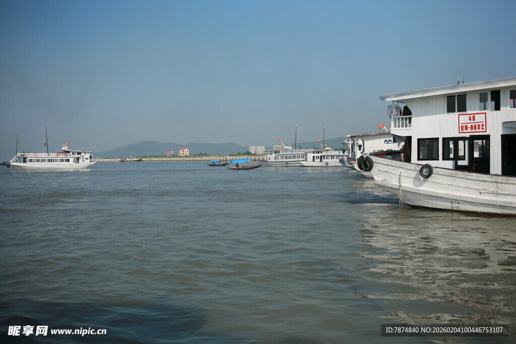 越南河畔停泊的船只景观