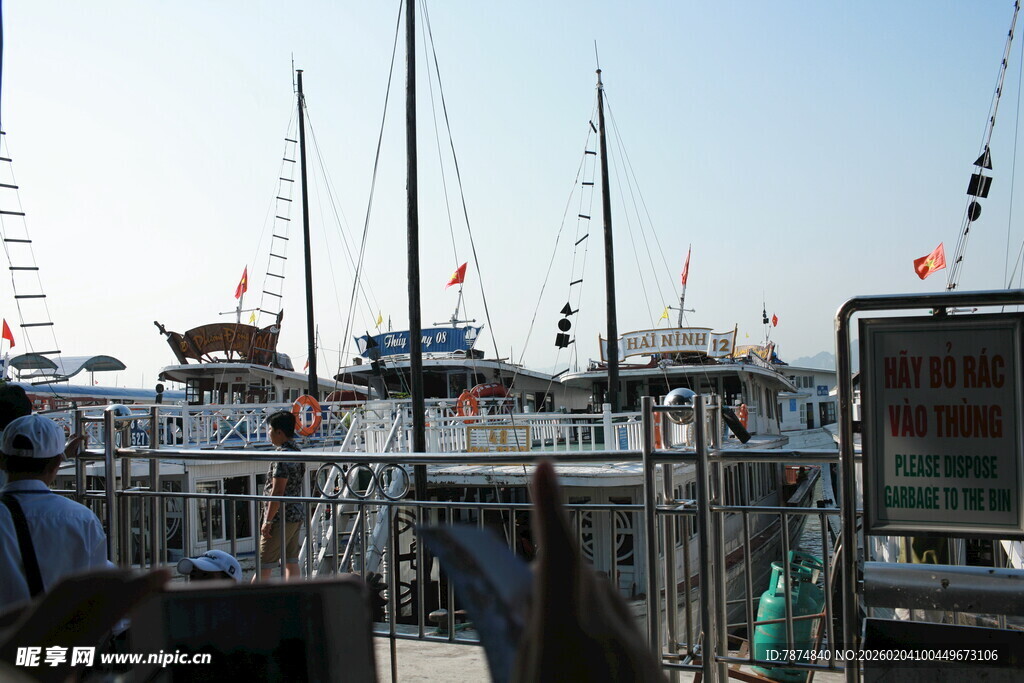 越南港口停泊的多艘帆船
