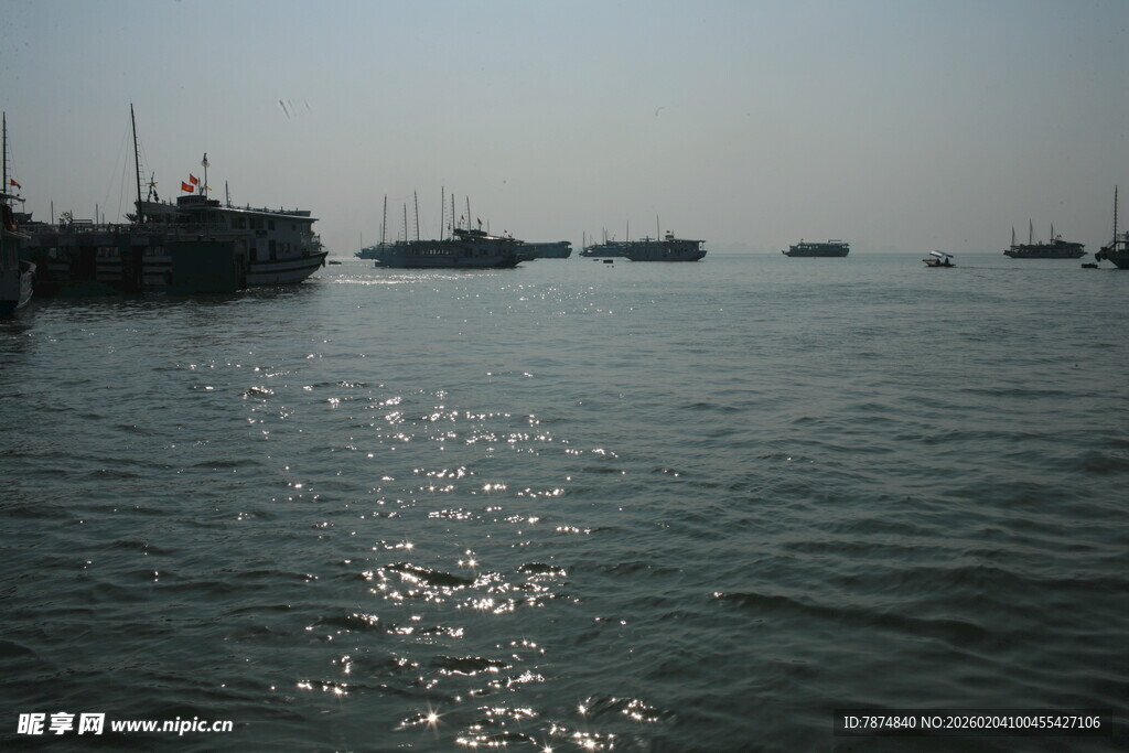 越南海上船只与波光粼粼海面