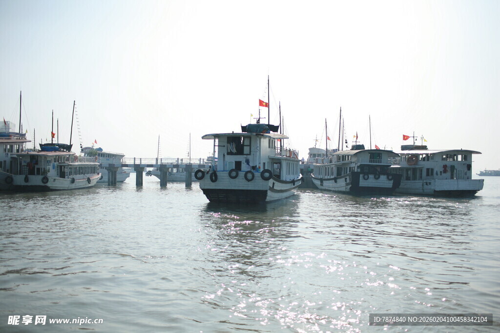 越南港口停泊的多艘渔船