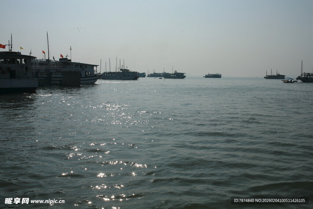 越南海上船只停泊景象