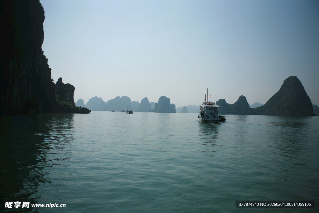 越南海上奇峰间的船只美景