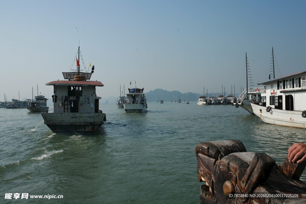 越南港口停泊的多艘船只