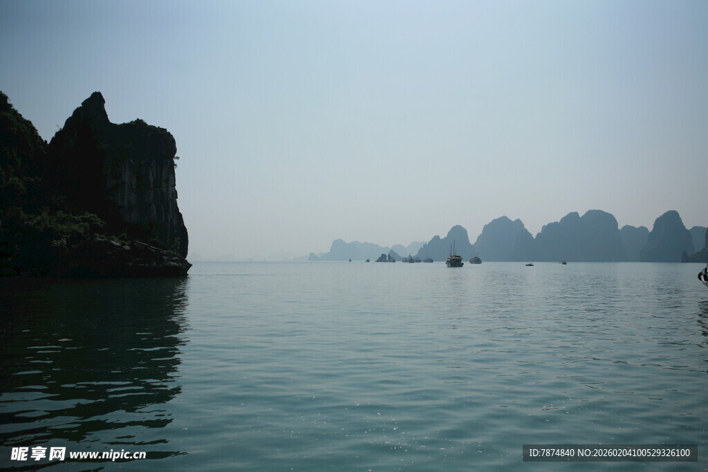 越南海上嶙峋怪石风光