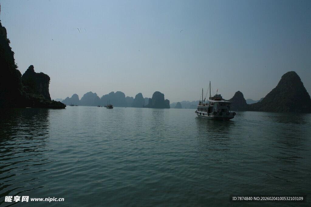 越南山水间的船只美景