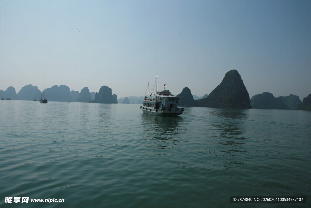 越南海上船只与远山美景