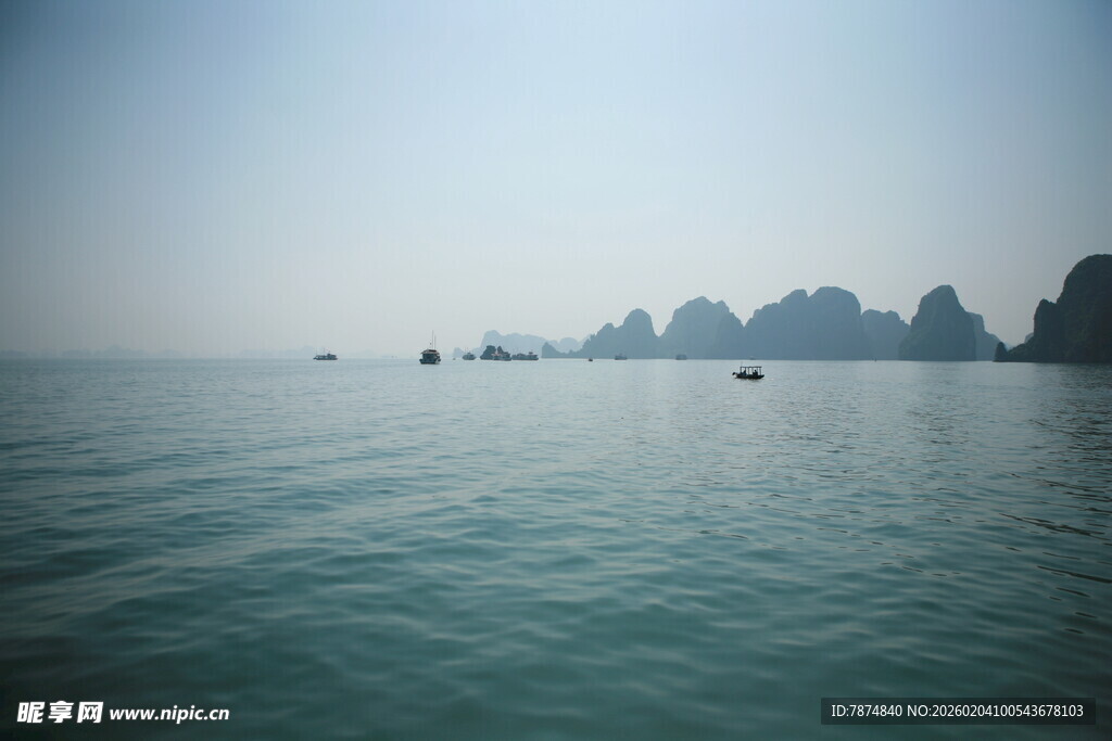 越南海上奇峰 碧波中的美景