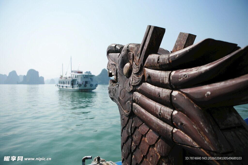 越南龙舟船头望碧波美景