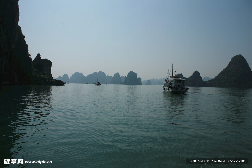 越南海上孤舟伴奇峰异景