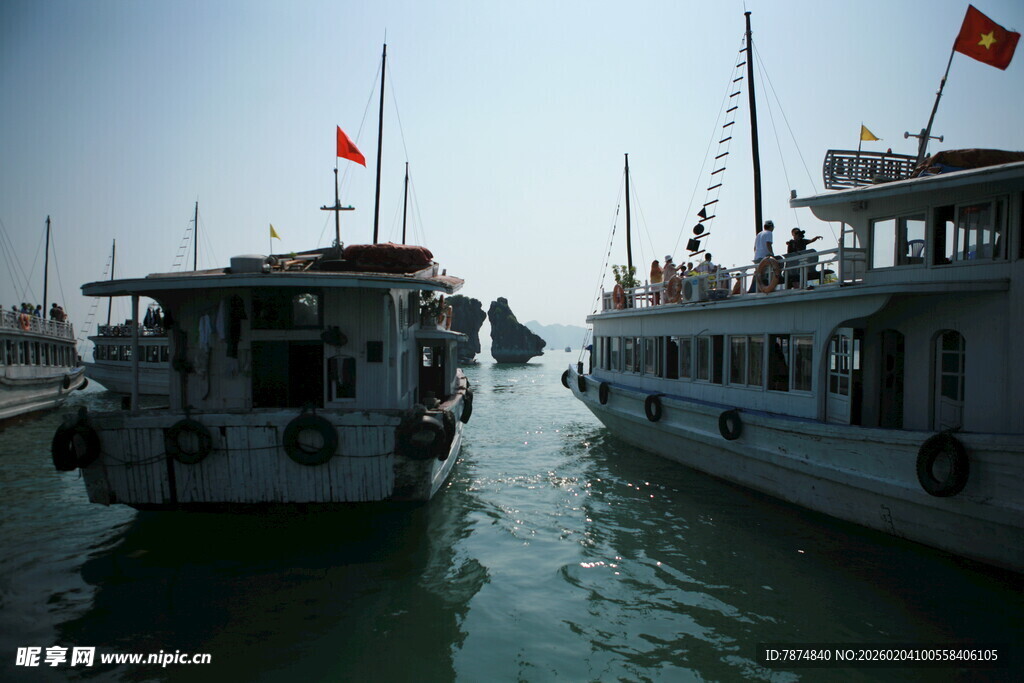 越南港口停泊的两艘船只