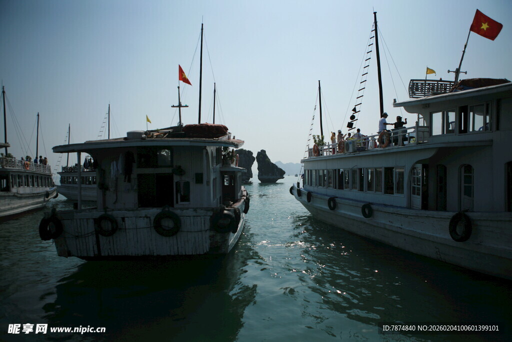 越南港口停泊的两艘船只