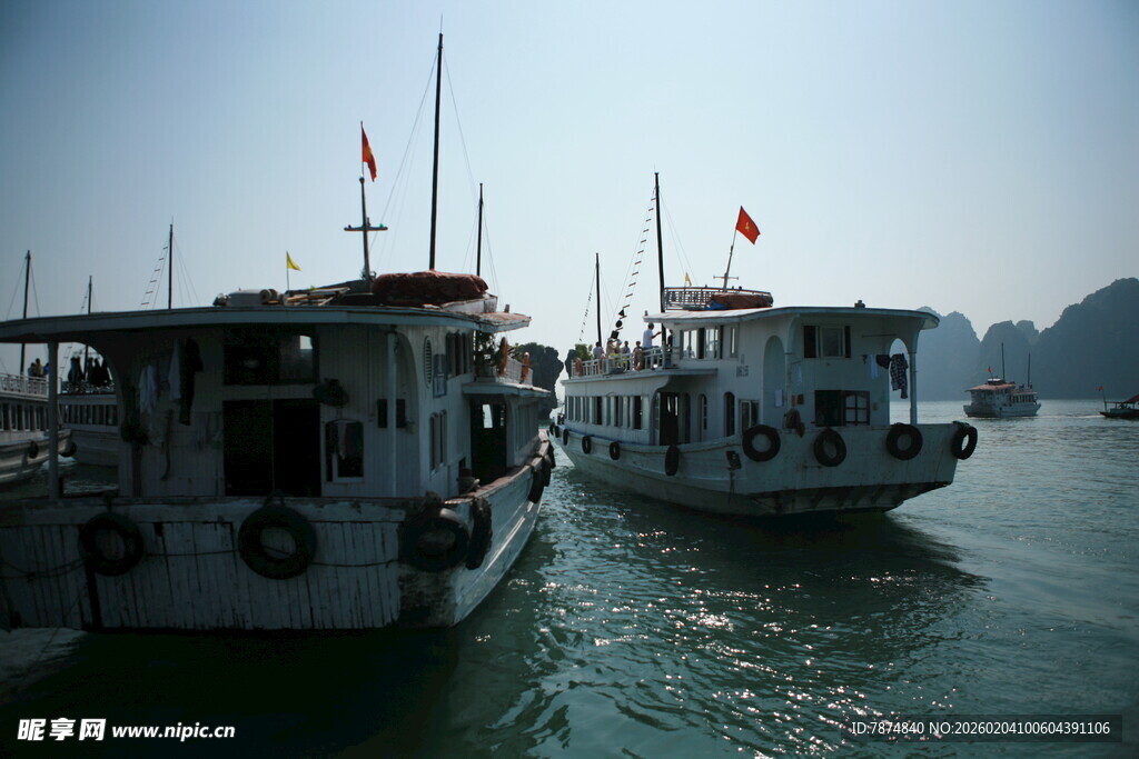 越南水面停泊的两艘中式船只