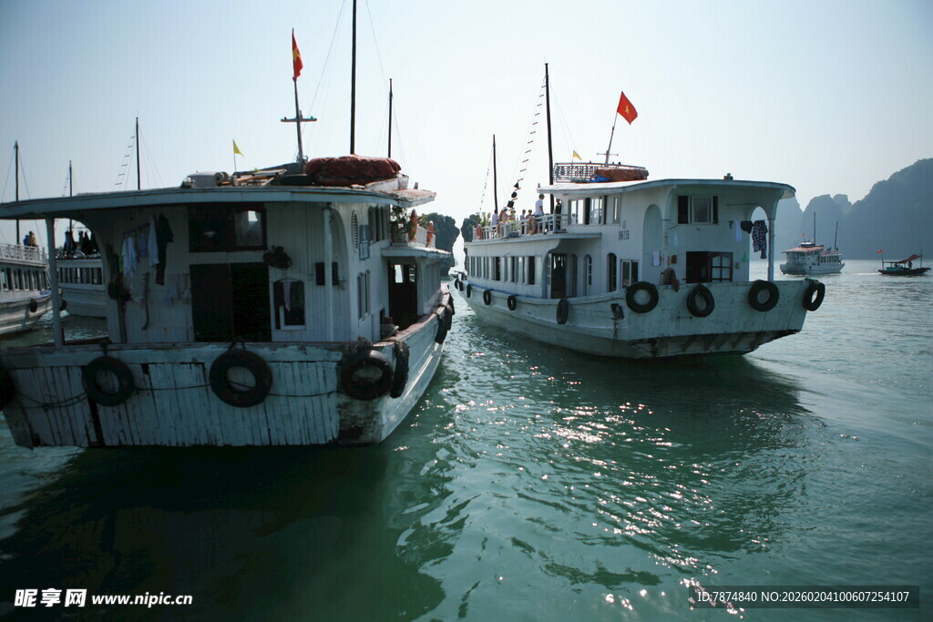 越南水面停泊的两艘观光船只