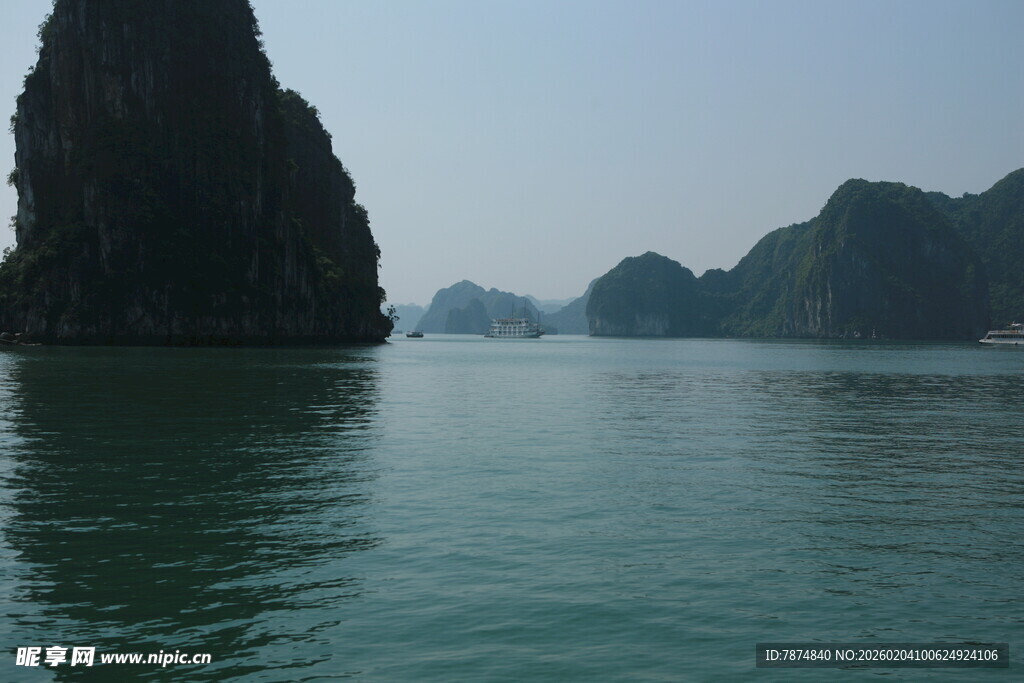 越南海上奇峰 碧绿水域景观