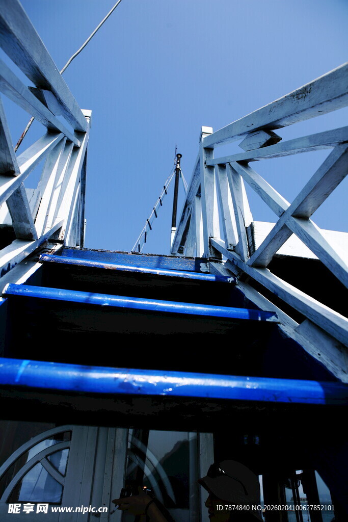 越南仰视视角下的金属结构楼梯