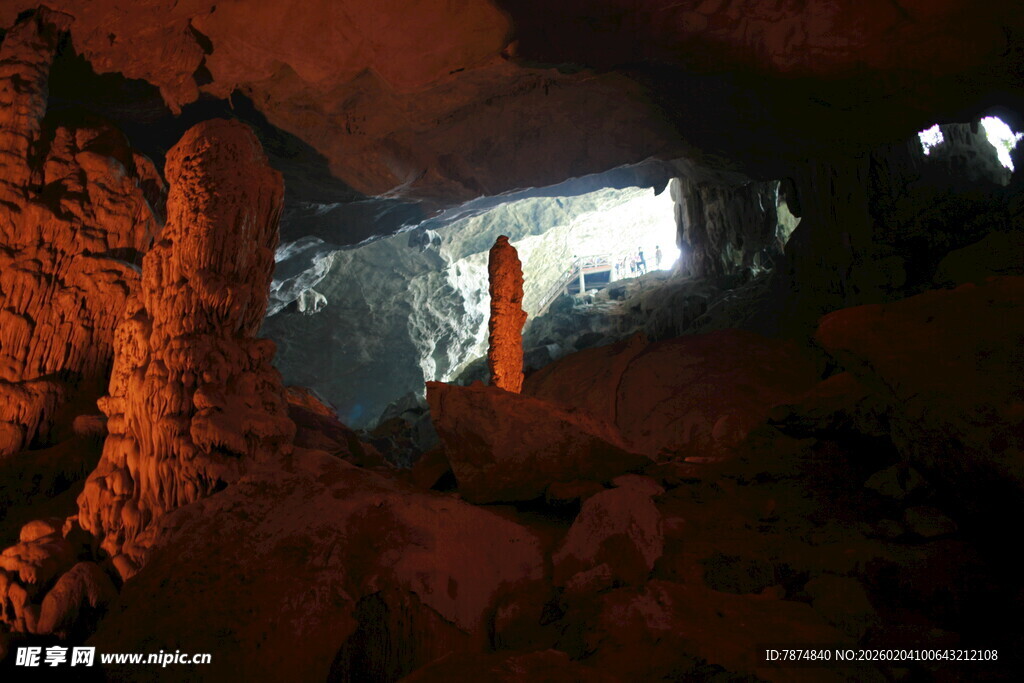 越南洞穴深处透出的光亮
