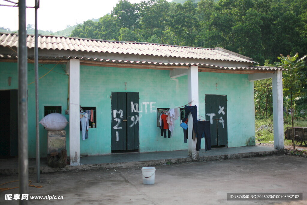 越南乡村小屋外晾晒的多彩衣物