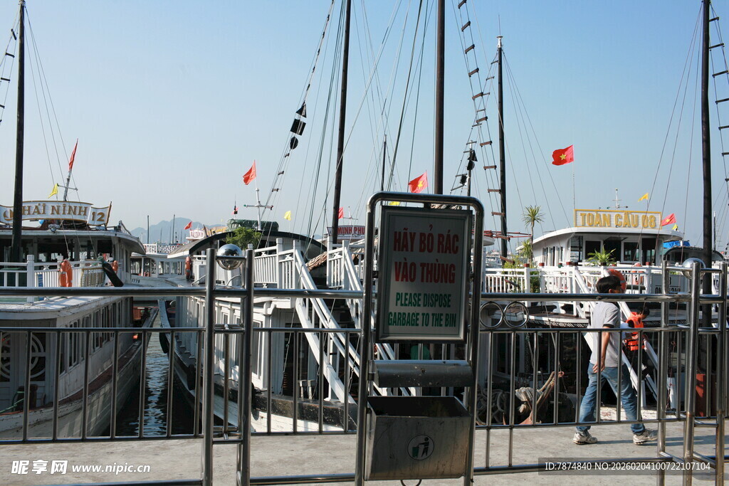 越南码头边的人及停靠的帆船