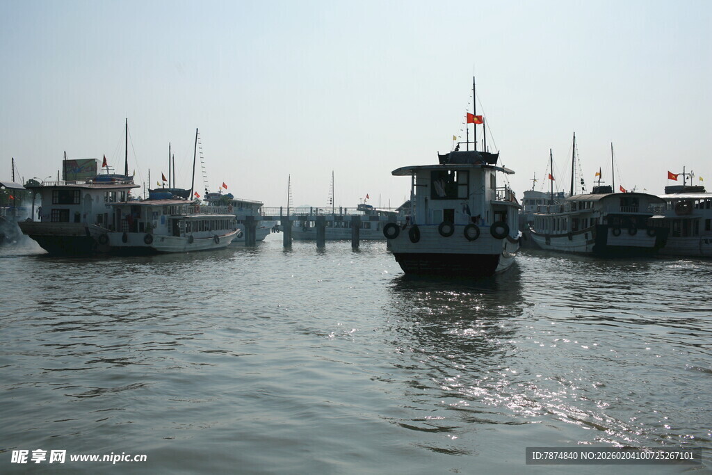 越南港口停泊的多艘船只