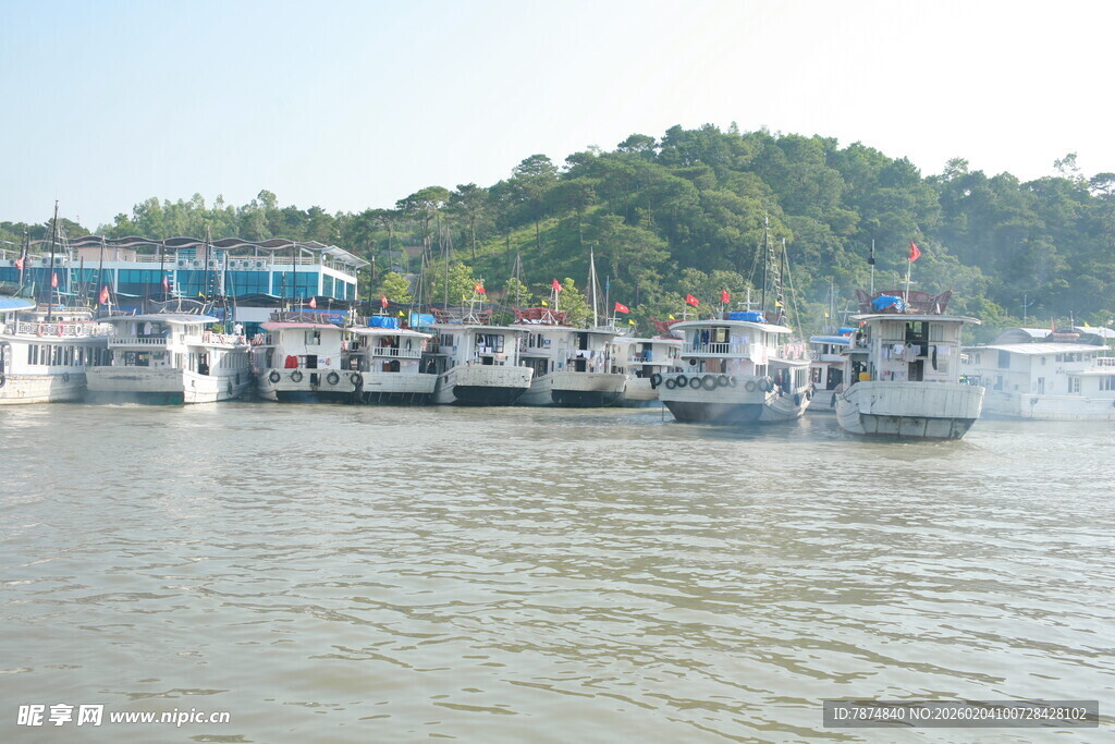 越南江边停泊的多艘船只