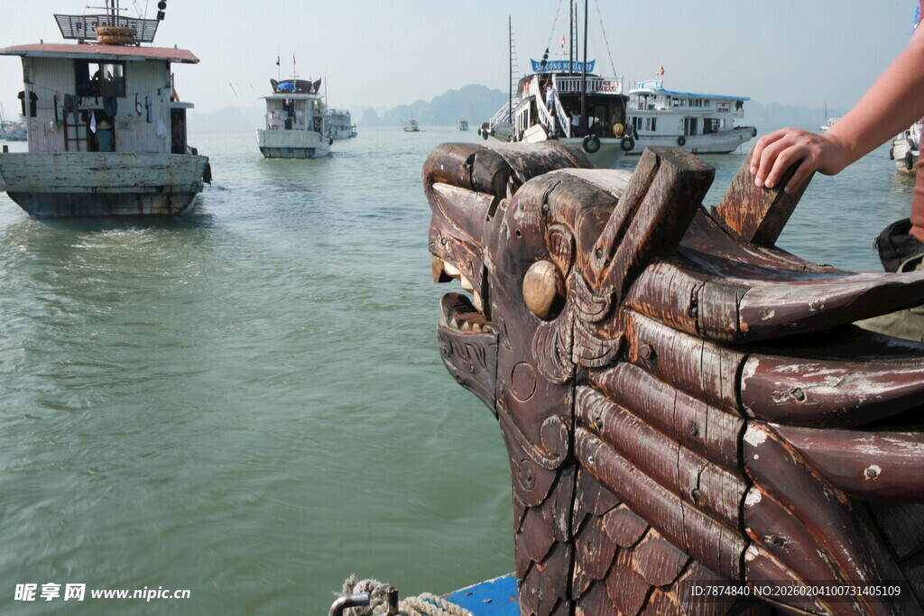 越南龙舟竞渡于水面