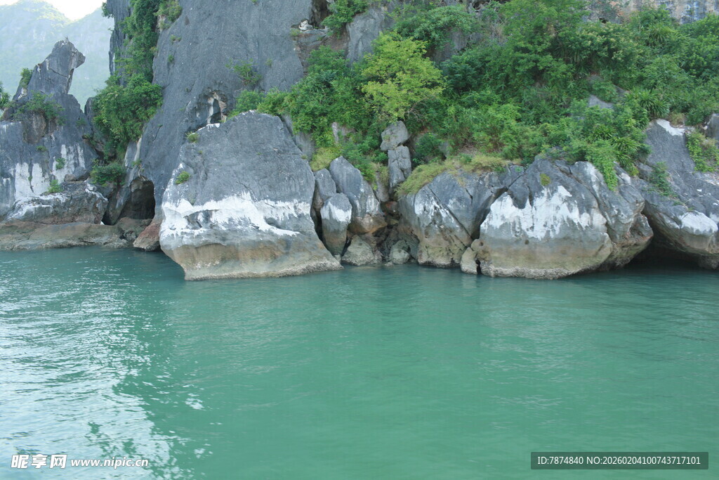 越南秀丽山水间的奇特岩石