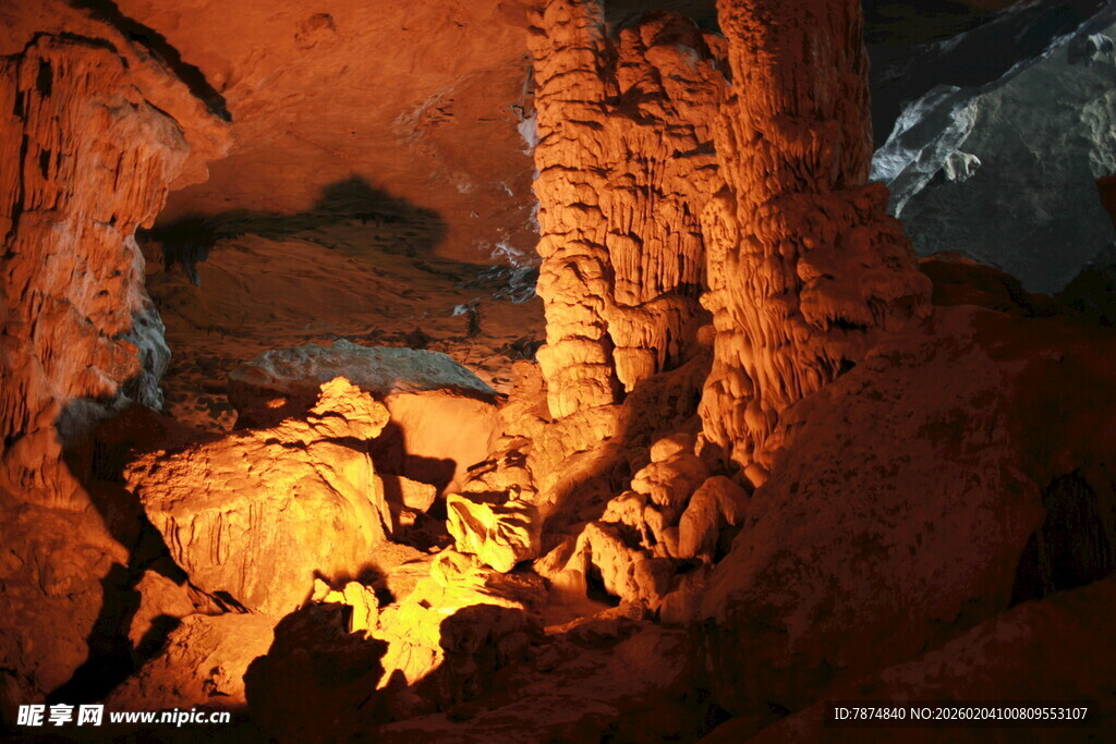 越南洞穴内景 暖光映照岩石