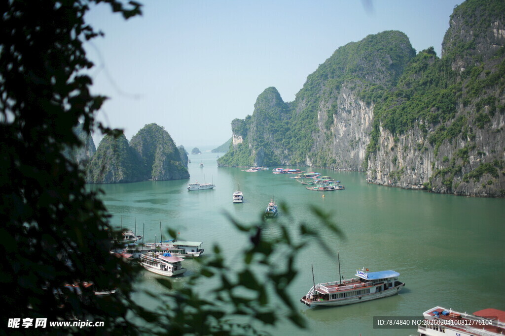 越南下龙湾美景 游船穿梭其间