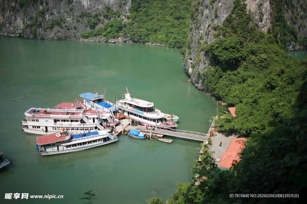 越南青山绿水间的停泊船只