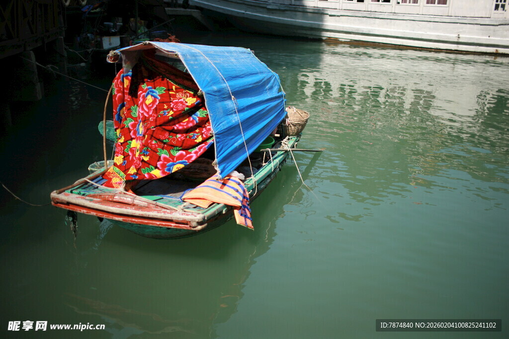 越南水乡彩篷小船