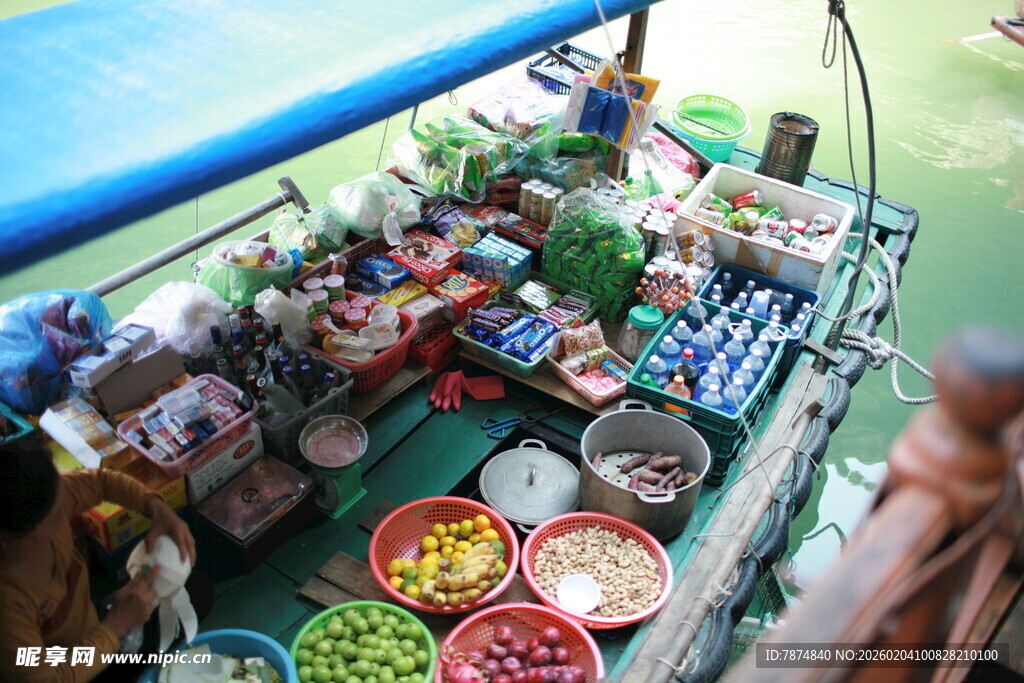 越南船上集市的多彩货品