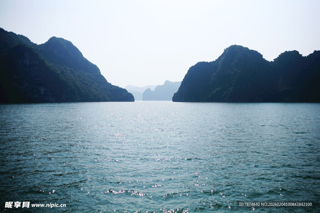 越南宁静海面与对峙山峦