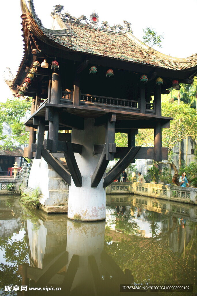 越南中式古亭映于碧水之上