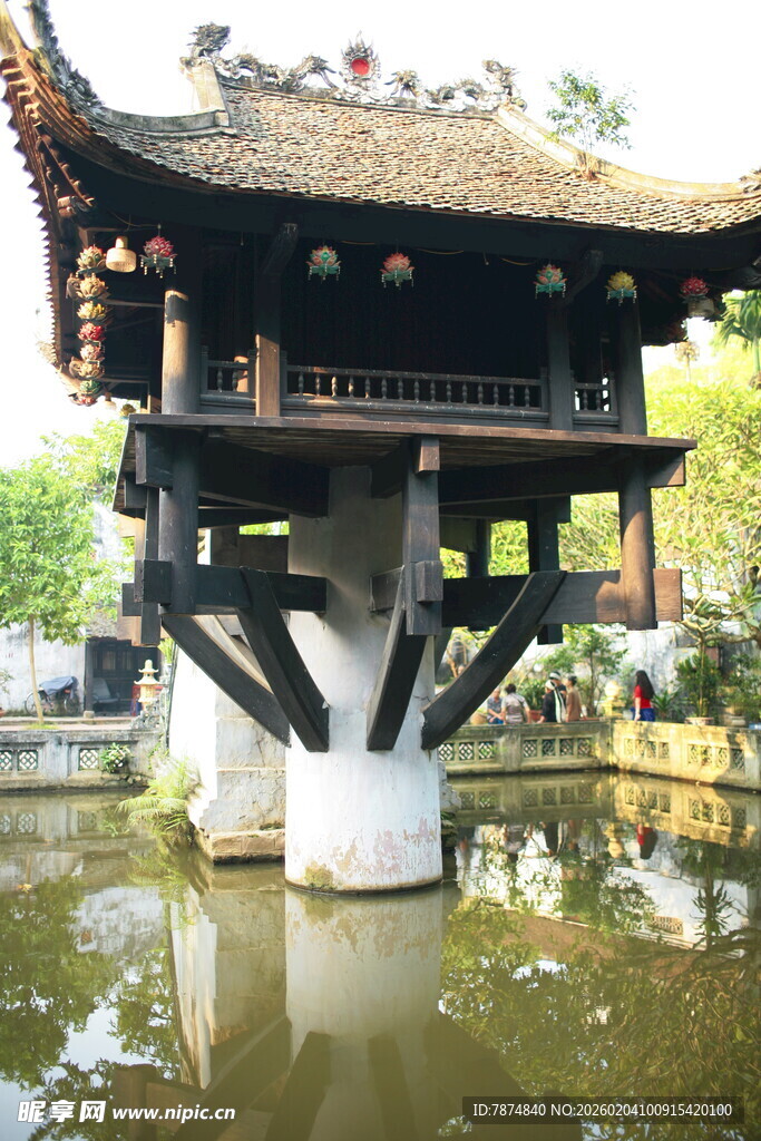 越南中式古桥横跨静谧水面