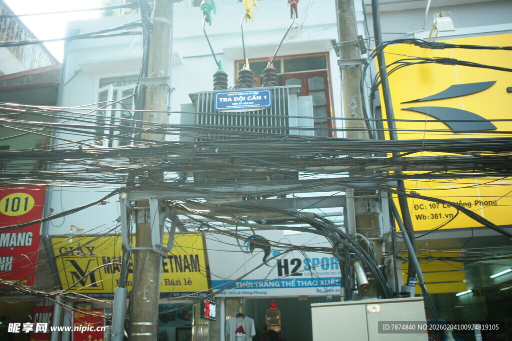 越南城市杂乱交错的电线景象