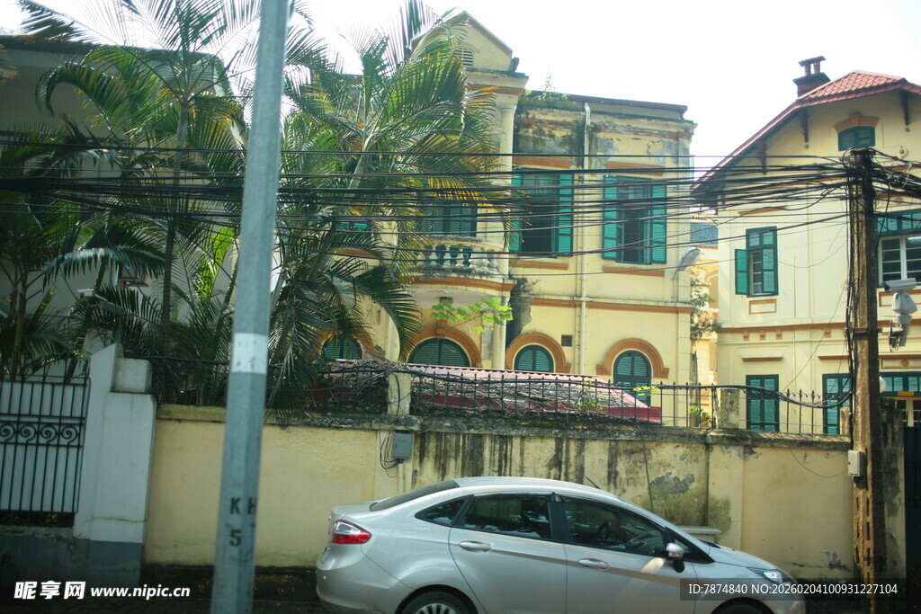 越南街边欧式建筑与停靠汽车