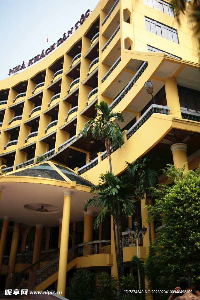 越南黄色弧形外观的特色建筑