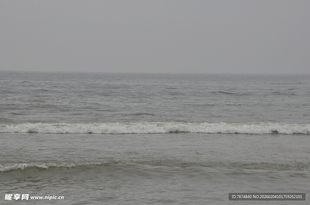 越南平静海面的轻柔波浪