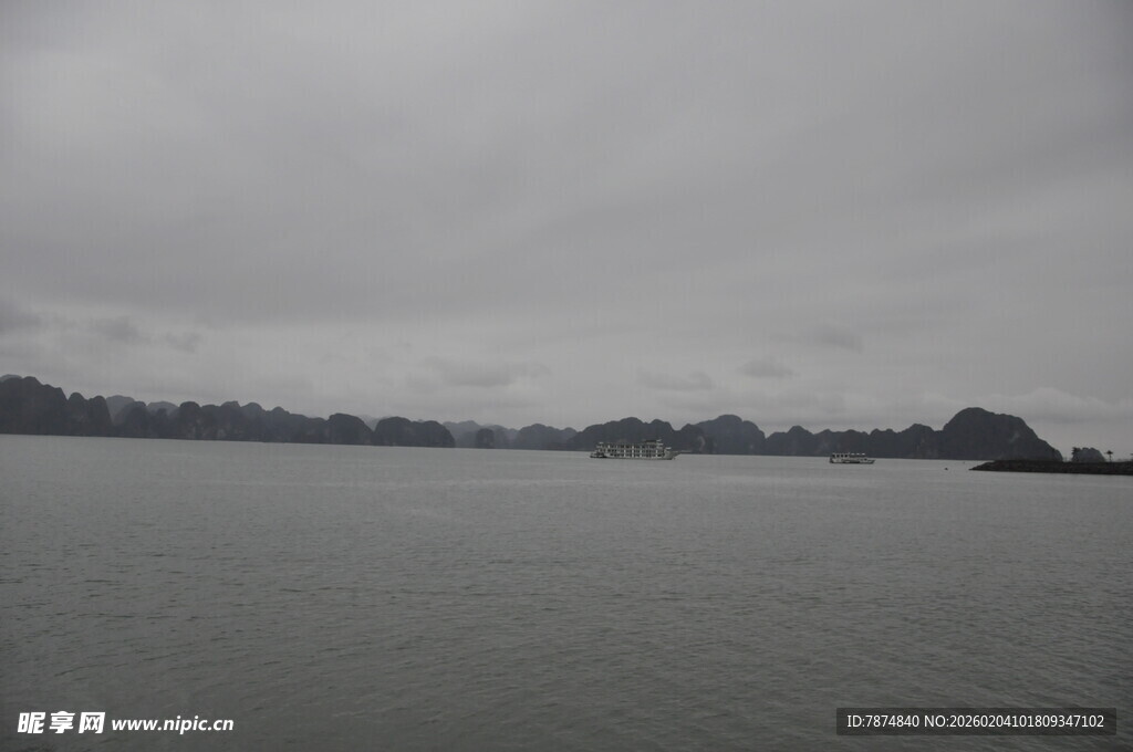 越南阴天的平静水域与远山