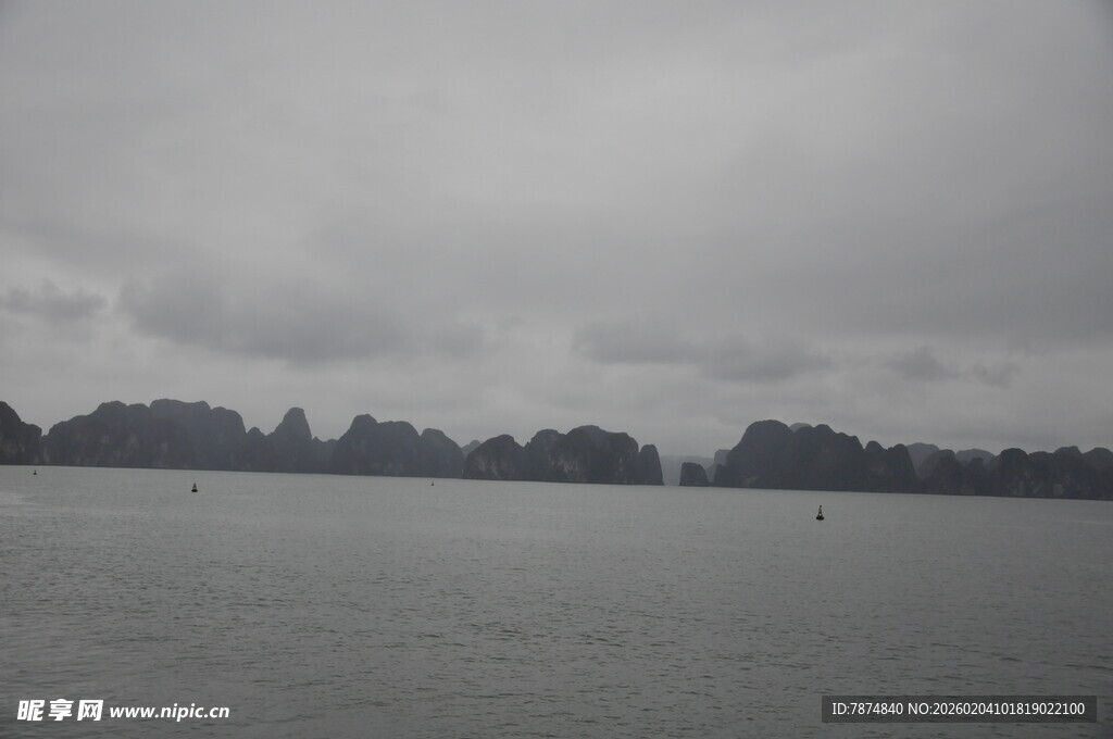 越南阴天湖畔景色