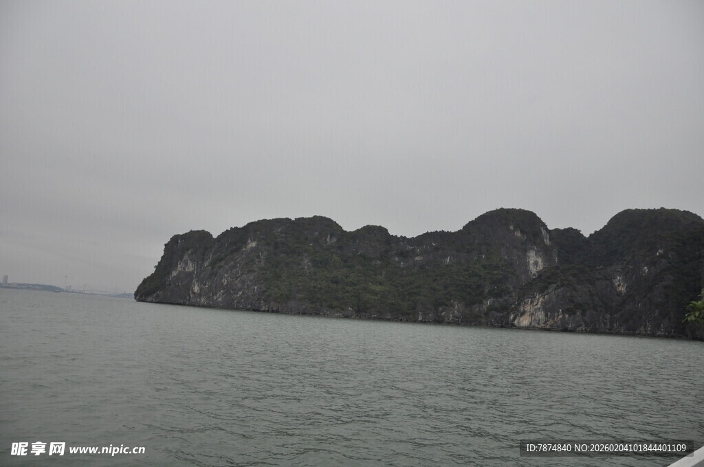 越南海上嶙峋山峦景观