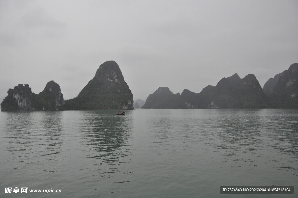 越南烟雨漓江 奇峰倒映碧水间
