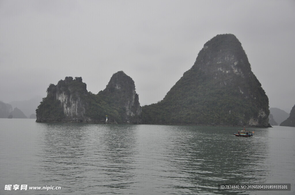越南海上奇峰 静谧水域风光
